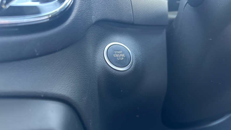 Volvo XC40 2.0 B4P Ultra Dark 5dr Auto Petrol Estate